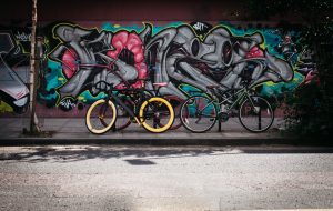 rowery częstochowa na tle graffiti